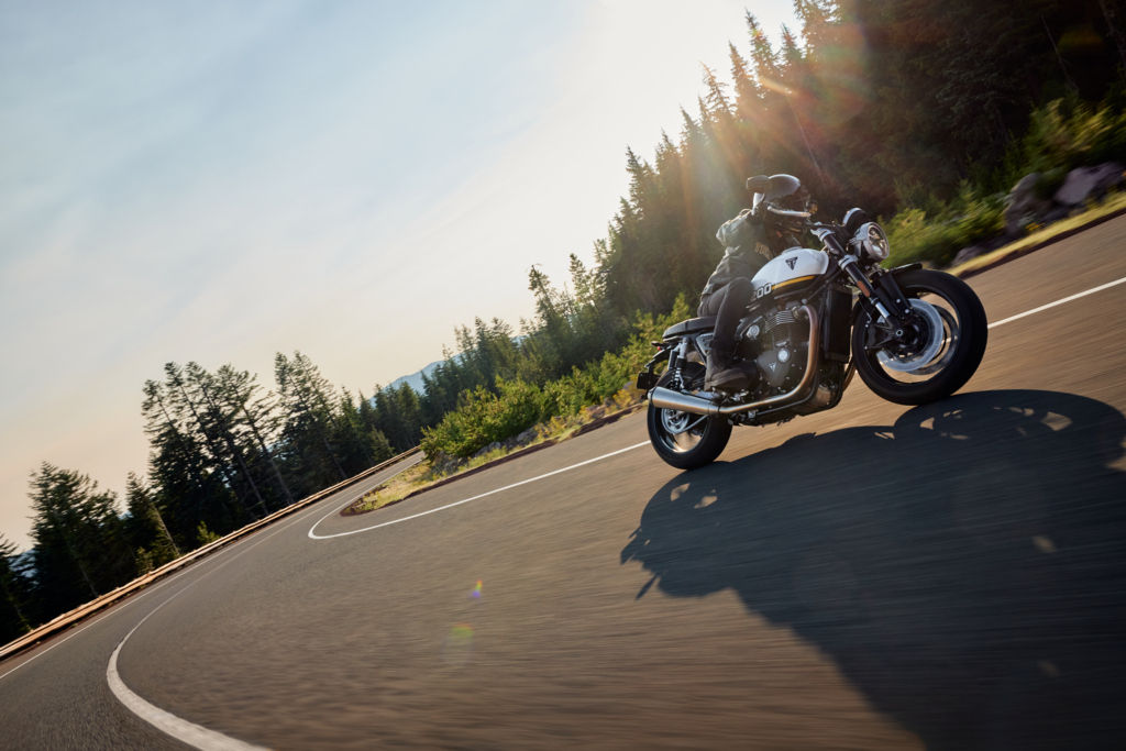 אופנוע רטרו עם אביזרים מקוריים - Speed Twin 1200