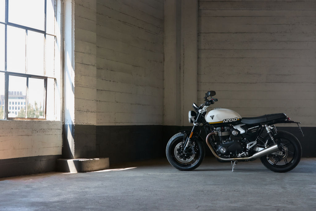 מנוע ולוח שעונים של Speed Twin 1200 - אופנוע רטרו 1200 סמ״ק