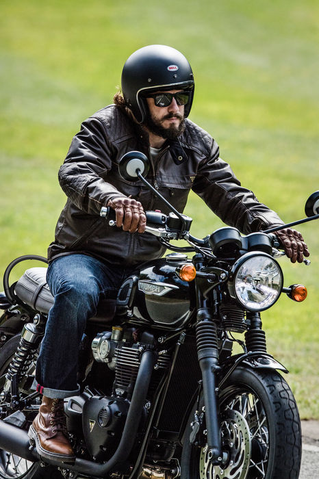 אופנוע קלאסי 1200 סמ״ק בנסיעה - Bonneville T120