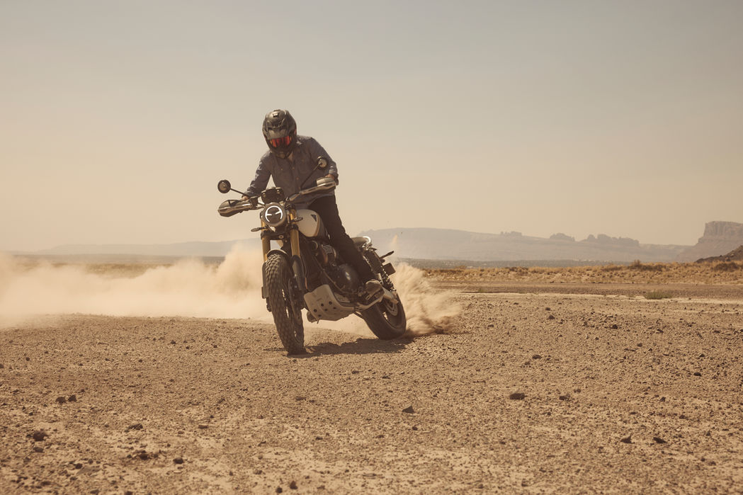 מנוע ולוח שעונים של Scrambler 1200 XE - סקרמבלר שטח 1200 סמ״ק