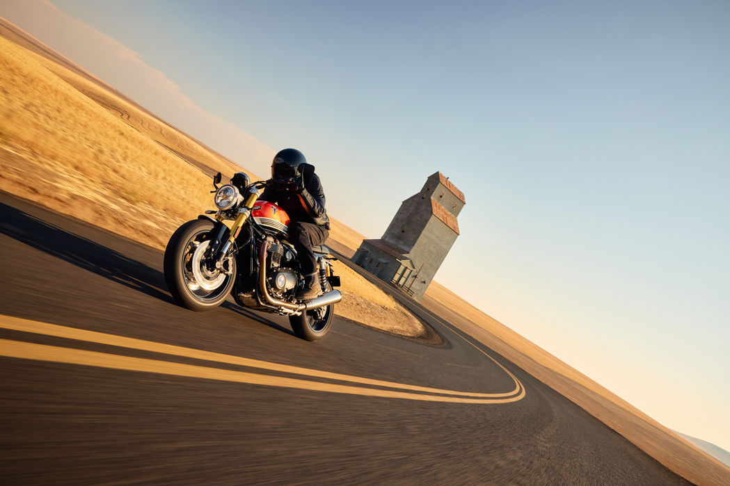מנוע ולוח שעונים של Speed Twin 1200 RS - אופנוע רטרו ספורטיבי 1200 סמ״ק