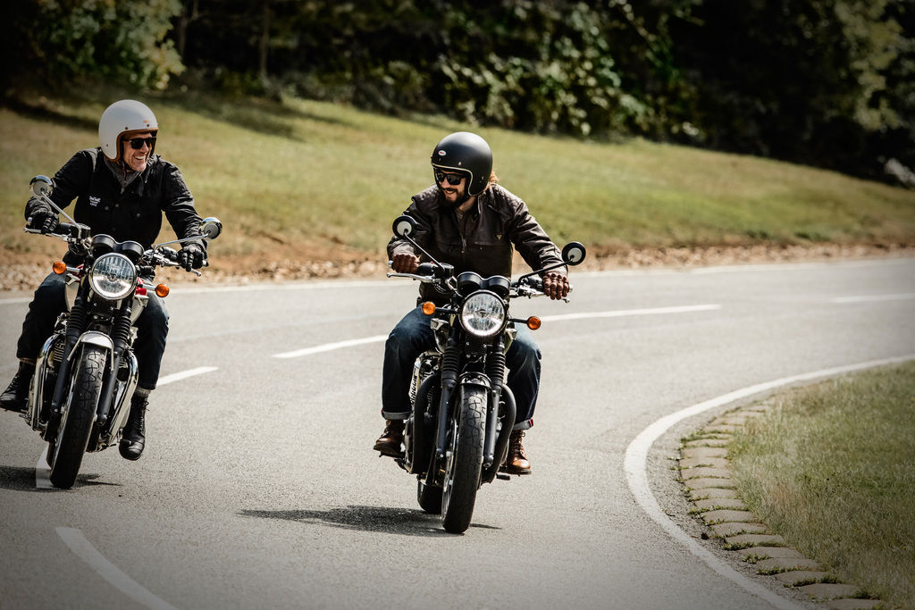 אופנוע קלאסי עם אביזרים מקוריים - Bonneville T120