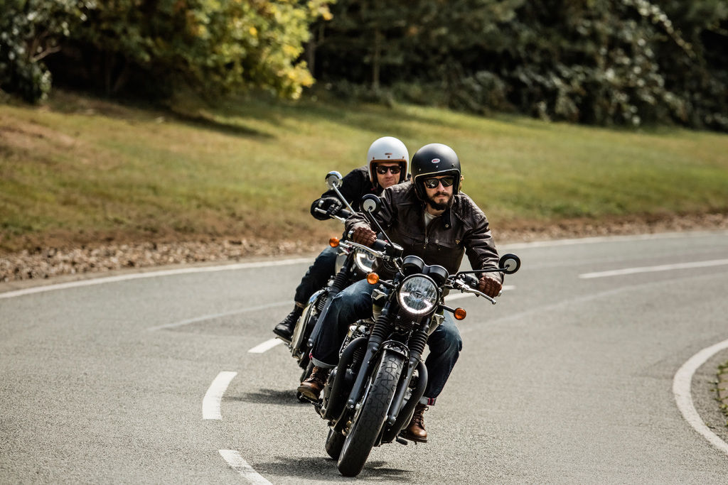 מנוע ולוח שעונים של Bonneville T120 - אופנוע קלאסי 1200 סמ״ק